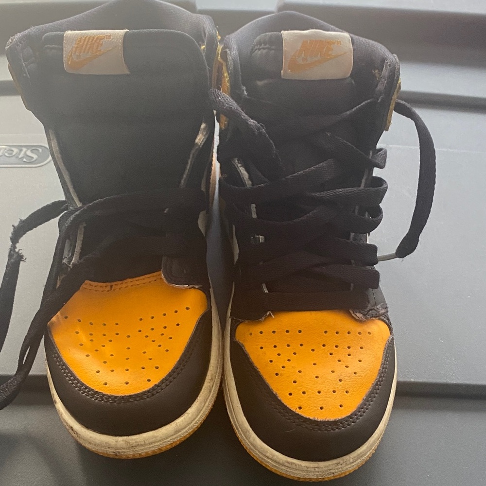 Nike Kids Black and Yellow Sneakers